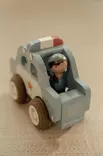 Little Dutch poliisiauto hahmolla - Puulelut - 8713291225312 - 4